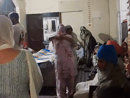 घुम्मन के परिजनों से मिलते रिश्तेदार।