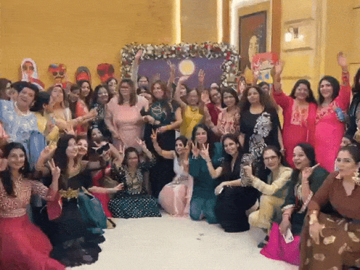 फ्रेंड्स फॉरएवर ग्रुप की महिलाओं ने भी किया सेलिब्रेट।