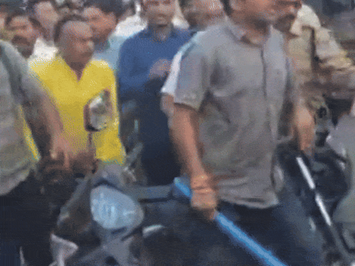 पुलिस ने बीच-बचाव कर दोनों पक्षों को अलग किया।
