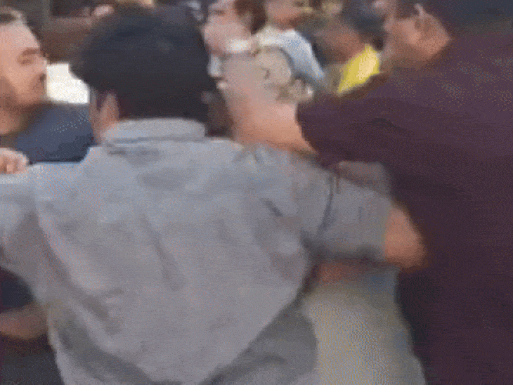 थोड़ी ही देर में दोनों पक्षों के बीच मारपीट होने लगी।
