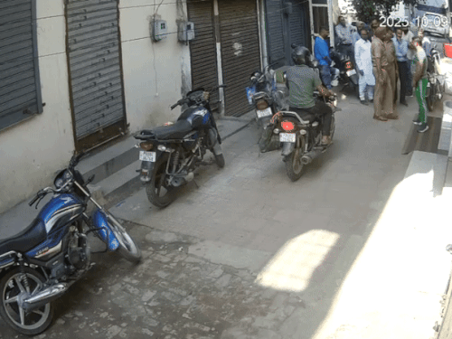 चोरी की घटना के बाद दुकान के बाहर एकत्रित हुए लोग और मौके पर पहुंची पुलिस।