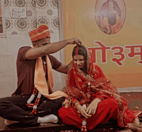 Shubham married his Instagram friend in Arya Samaj temple.