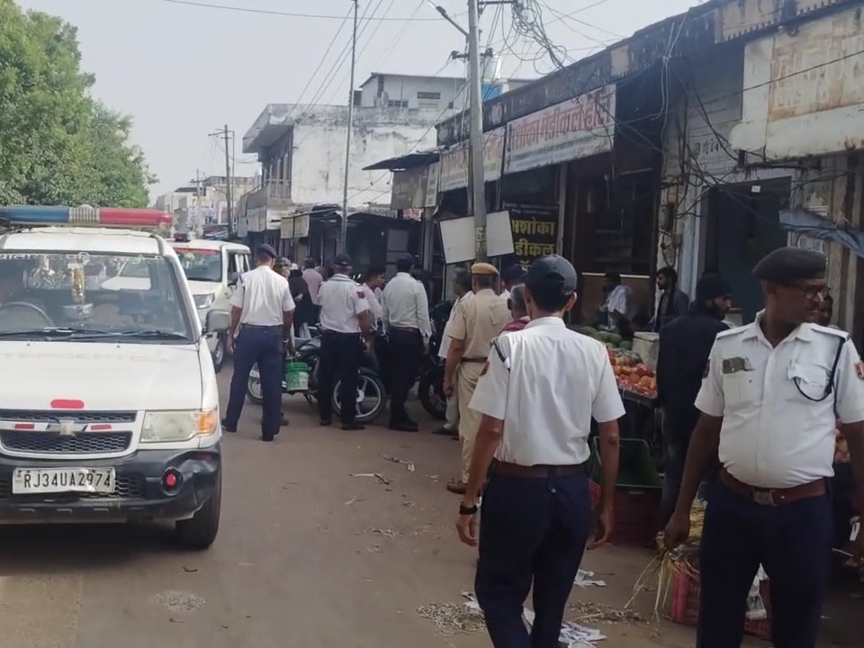 यातायात और सिविल पुलिस कर्मियों ने सड़कों पर अवैध रूप से लगे ठेले, बेंच, टेम्पो और दोपहिया वाहनों को हटाया।