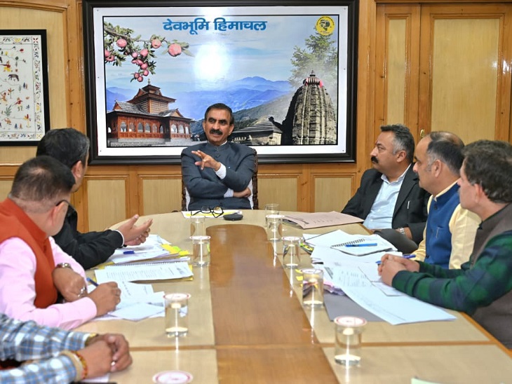शिक्षा विभाग की मीटिंग लेते हुए सीएम सुखविंदर सिंह सुक्खू।