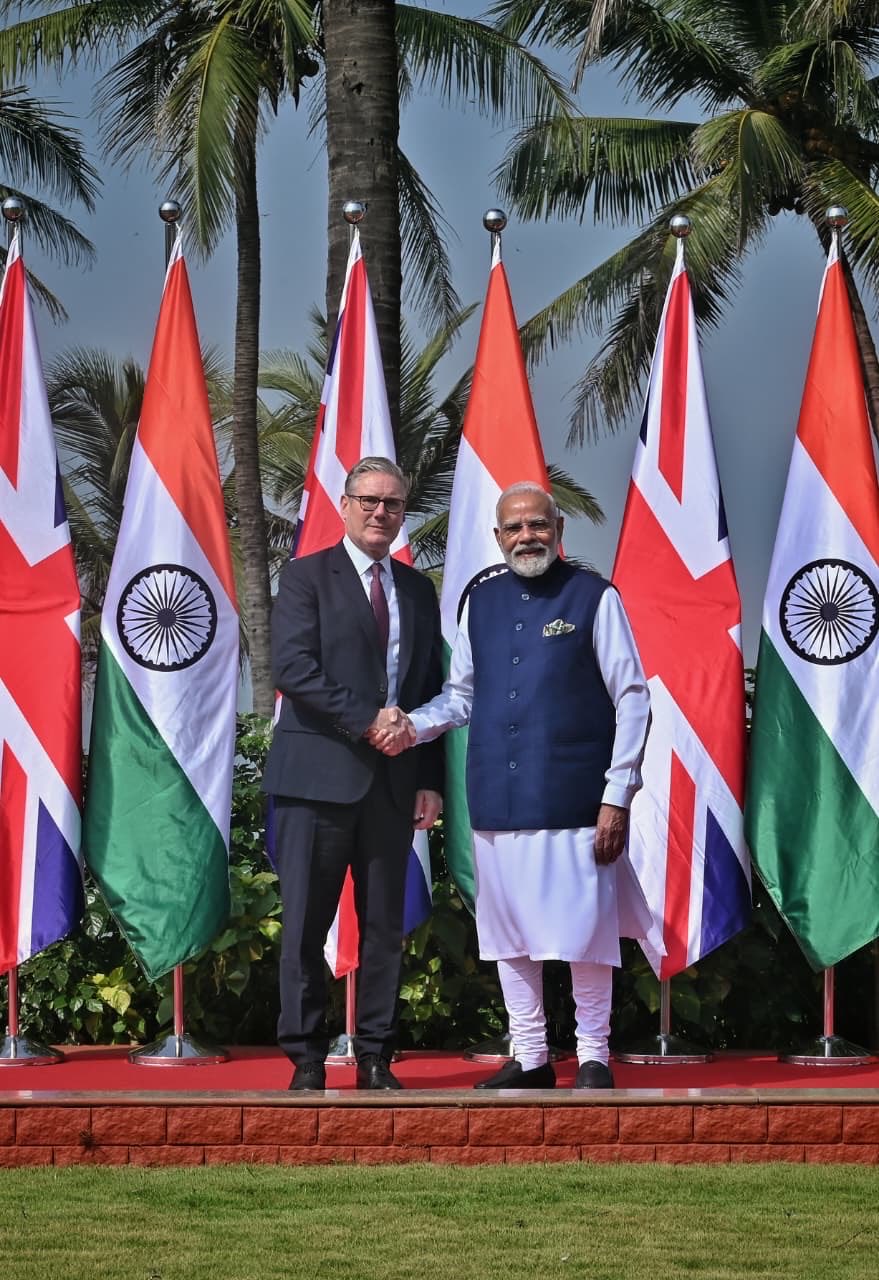 PM मोदी ने प्रधानमंत्री स्टार्मर का मुंबई के राजभवन में स्वागत किया।