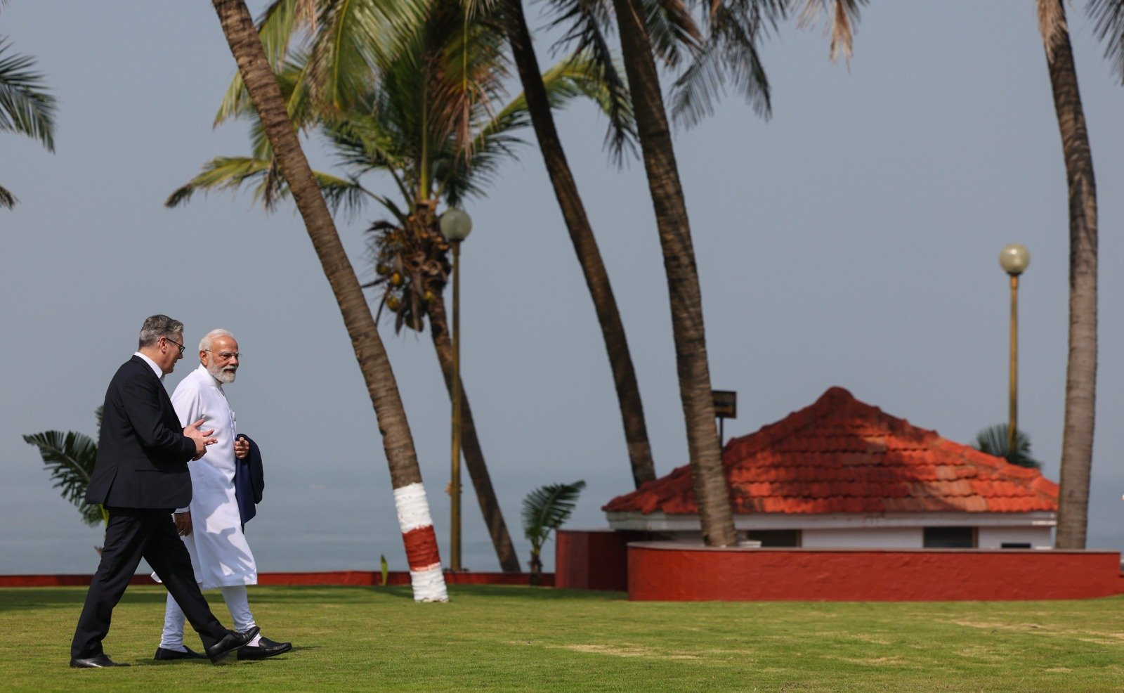 पीएम मोदी और प्रधानमंत्री स्टार्मर राजभवन के बगीचे में टहलते हुए।