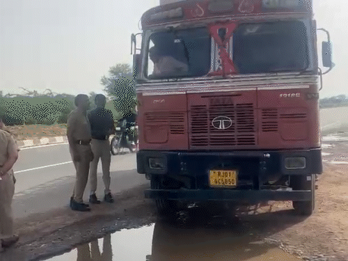 पुलिस ने ट्रक को सीज कर दिया है और ड्राइवर को हिरासत में लिया है।