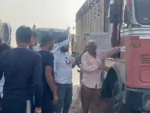 चाकसू थाना इलाके में पीछा करते हुए वाहन चालकों ने ट्रक को रुकवाया और ड्राइवर को नीचे उतारा तो नशे में मिला।