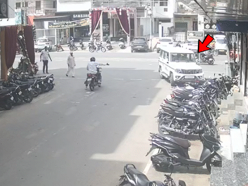 टक्कर मारने के बाद बोलेरो से एक व्यक्ति बाहर उतरा। बताया जा रहा है वो आरोपी का रिश्तेदार है।