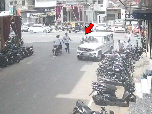 आरोपी ड्राइवर टक्कर मारने के बाद बोलेरो को बाजार की गलियों में दौड़ाते हुए भागा। इस दौरान एक व्यक्ति उसकी गाड़ी पर लटका नजर आया।