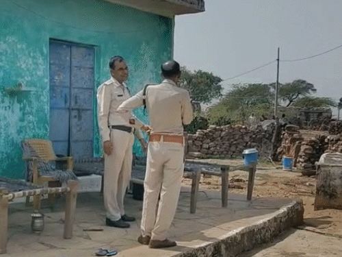 घर के बाहर यहीं पर योगी और उसके साथियों ने फायरिंग की थी।