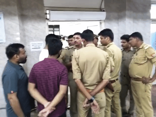 पुलिस ने आधी रात मौके पर पहुंचकर घायलों को लोहिया अस्पताल पहुंचाया।
