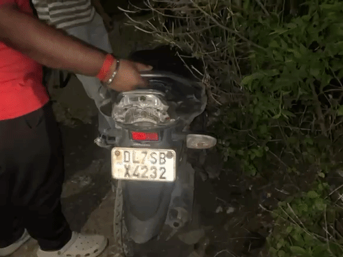 इस टक्कर में 1 बाइक भी क्षतिग्रस्त हो गई है।