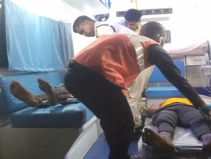 एम्बुलेंस से दोनों को अस्पताल ले गया गया। इससे पहले दोनों की मौत हो चुकी थी।