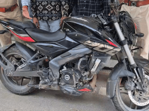 दोनों आरोपी राजस्थान के अलग-अलग जिलों में मोटरसाइकिल पर सवार होकर महिलाओं से लूट की वारदातों को अंजाम देते थे।