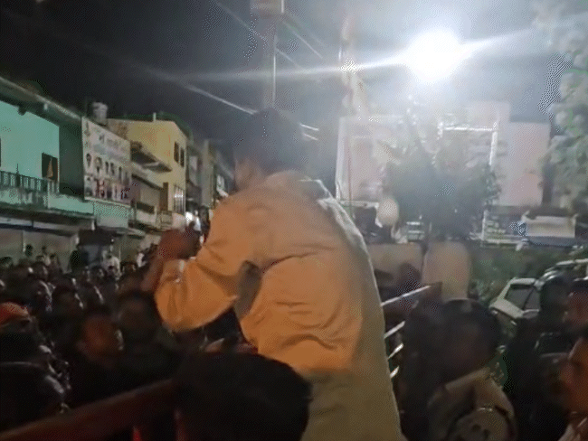 संघ प्रचारक ने भी लोगों को समझाने की कोशिश की।