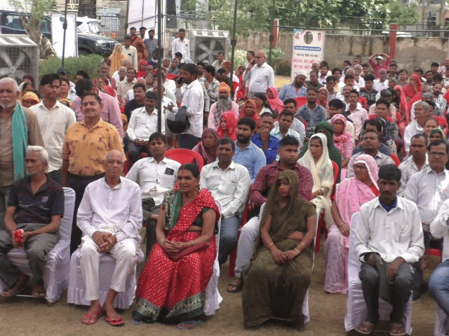 शहरी सेवा शिविर में पहुंचे लाभार्थी।