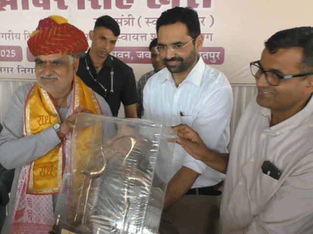 मंत्री झाबर सिंह खर्रा का कलेक्टर कमर चौधरी और नगर निगम आयुक्त श्रवण विश्नोई ने किया स्वागत।