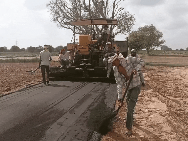 ग्रामीणों वे विरोध के बाद ठीक ठीक करवाई सड़क।