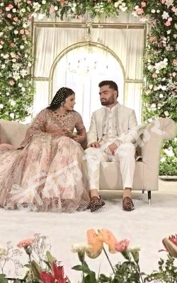 रिंकू और प्रिया के रिंग सेरेमनी स्टेज को सफेद फूलों से सजाया गया था।