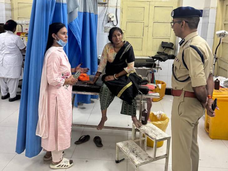 अस्पताल में भर्ती रीना उर्फ अंजू गुर्जर से बात करते पुलिस अधिकारी।