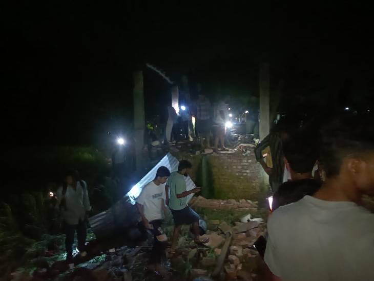 Hearing the sound of the explosion, nearby people reached the spot and started rescue.