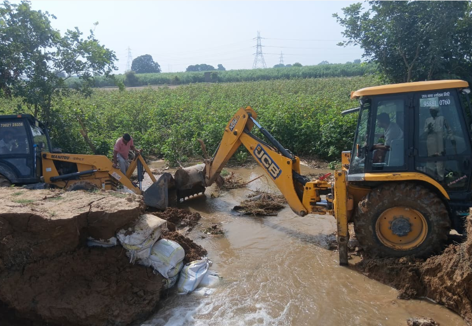 माइनर की मरम्मत कार्य में लगी जेसीबी