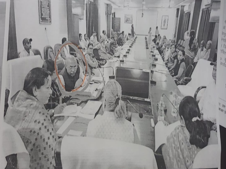 सदस्यों के मुताबिक, मीटिंग के दौरान अध्यक्ष के पति मौजूद हैं (लाल घेरे में)