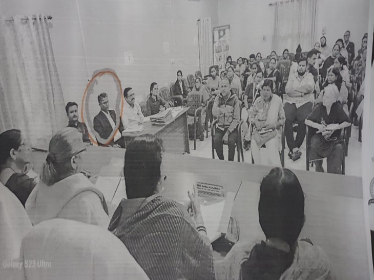 सदस्यों ने तस्वीर दिखाई जिसमें अध्यक्ष के निजी वकील नज़र आ रहे हैं