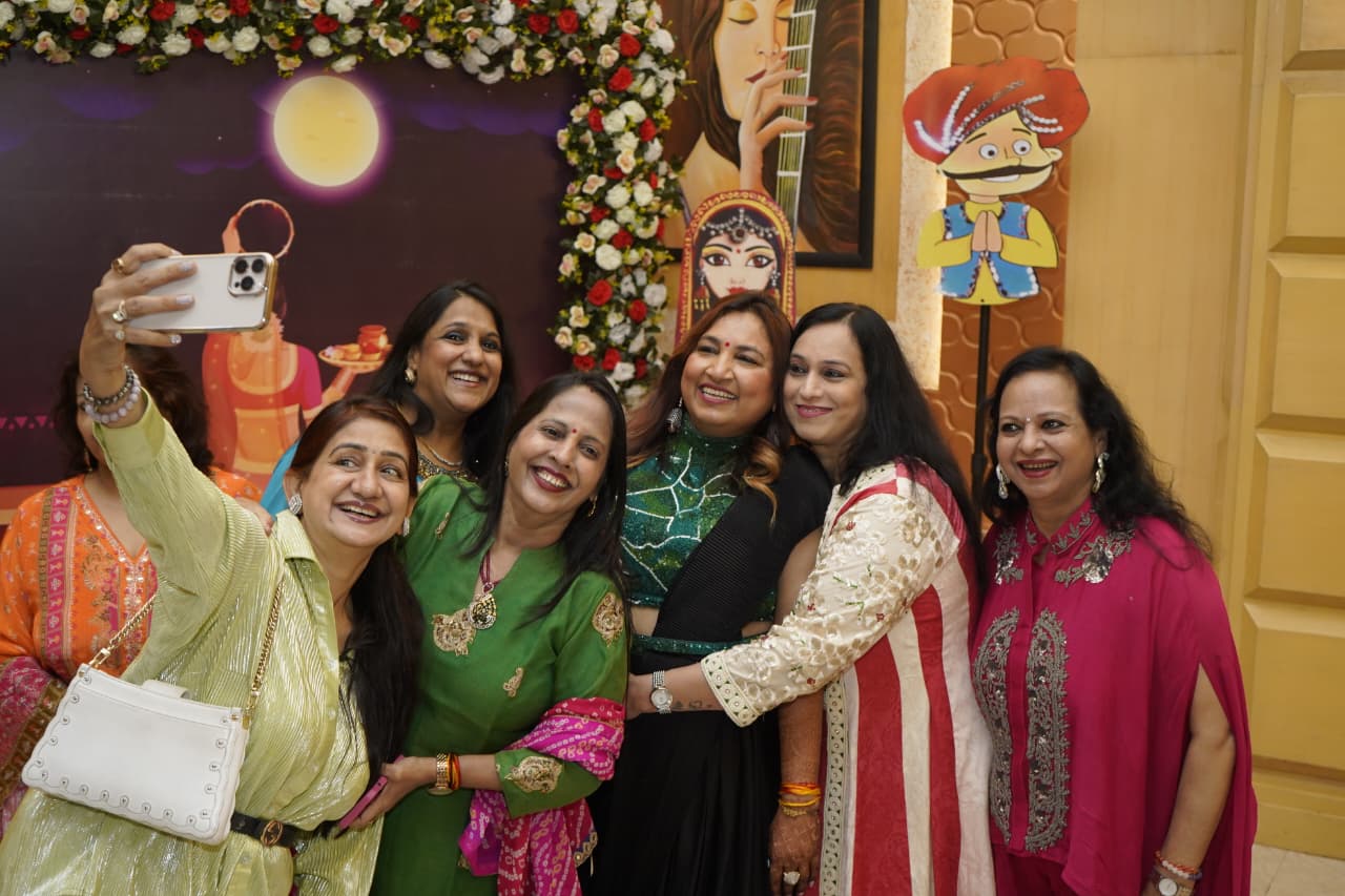 महिलाओं ने सेल्फी लेकर किया सेलिब्रेट।