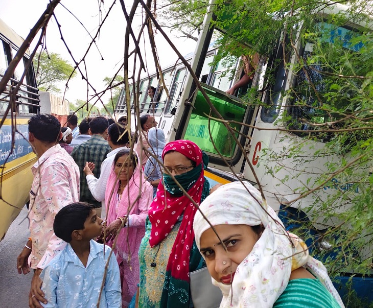 हादसे के बाद रोडवेज बस से महिलाएं भी चालक खिड़की से नीचे उतारी गई।