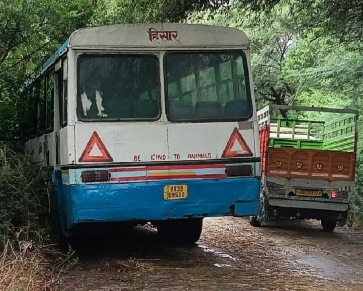 6 अक्टूबर को सुलखनी से धांसू रोड पर फैली गीली पराली से फिसल कर रोडवेज बस सड़क से उतर गई थी।