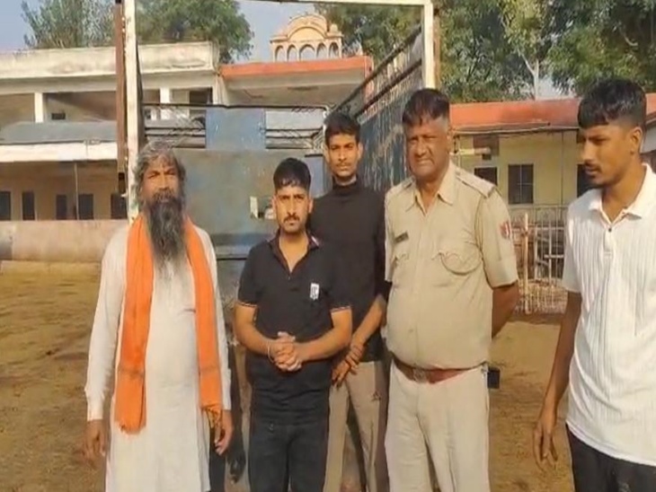 गो तस्करों का पीछा कर गोवंश बचाने वाली टीम। साथ में बडौदामेव पुलिस भी रही।