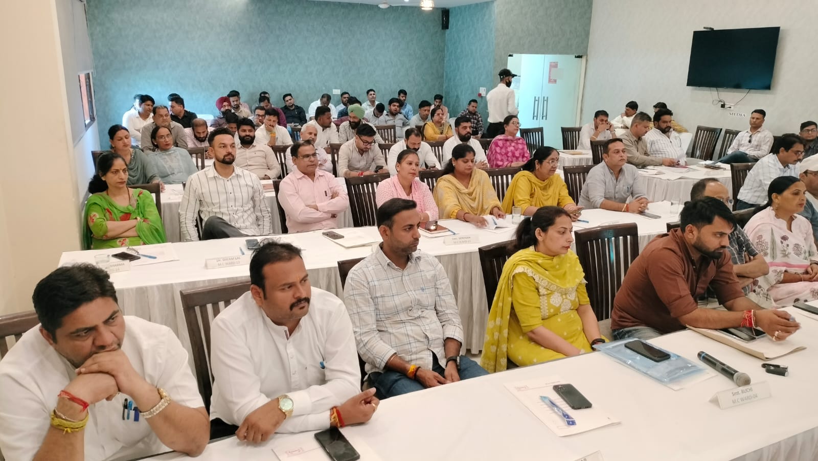 जिमखाना क्लब में आयोजित बैठक में उपस्थित पार्षद।