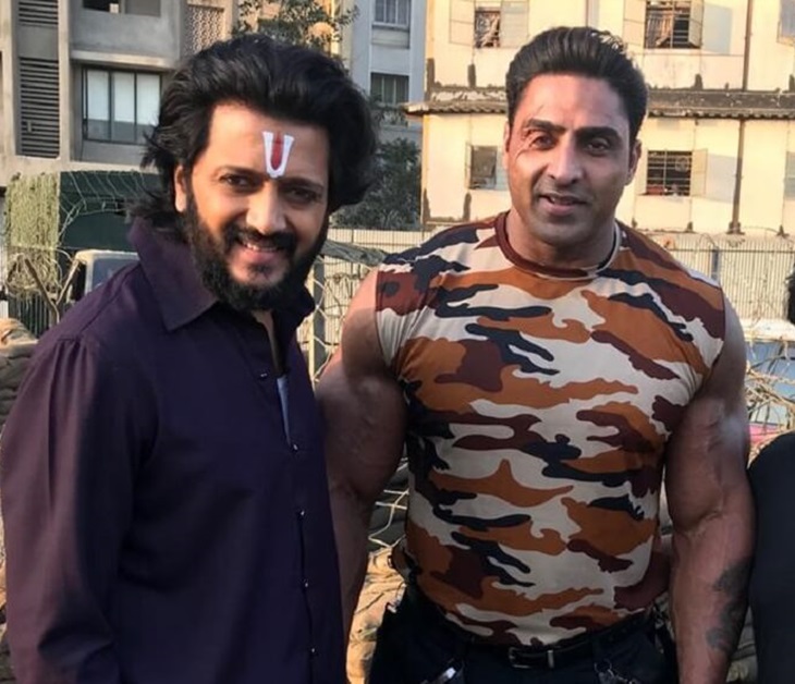 बॉलीवुड एक्टर रितेश देशमुख के साथ वरिंदर घुम्मन।- फाइल
