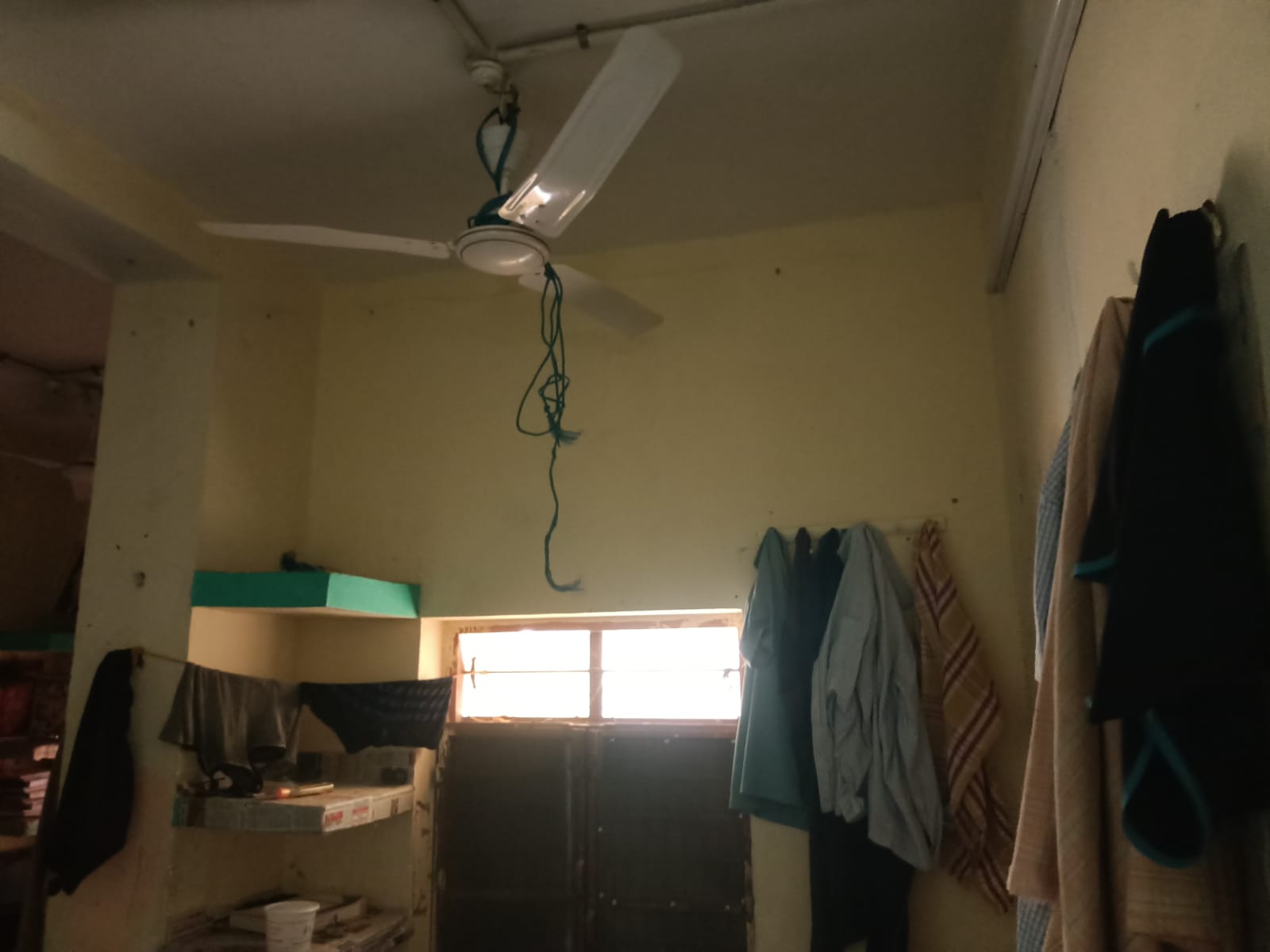 छात्र ने हॉस्टल के कमरे में पंखे से फंदा लगाया और सुसाइड की कोशिश की।