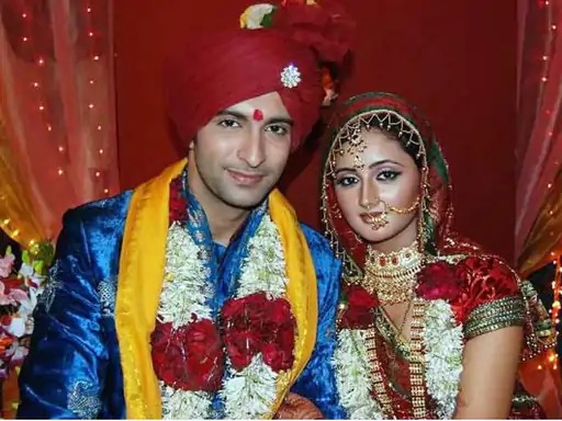 रश्मि देसाई ने साल 2012 में नंदीश से शादी की थी।