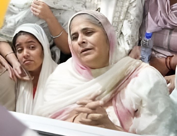 Rajveer Jawanda's mother Paramjeet Kaur and daughter Hemant Kaur at the funeral.