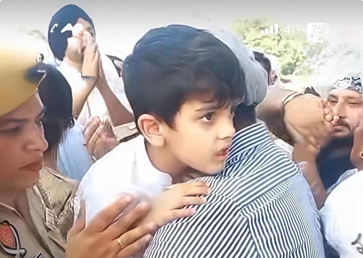 Son Dilawar Singh at the funeral of father Rajveer Jawanda. It was Dilawar who lit the funeral pyre of his father.