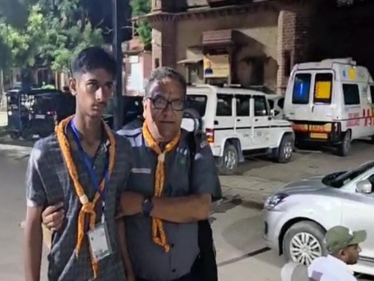 ये छात्र सुनील है जिसके बुखार हो गया था। उसे भी अस्पताल लेकर आया गया।