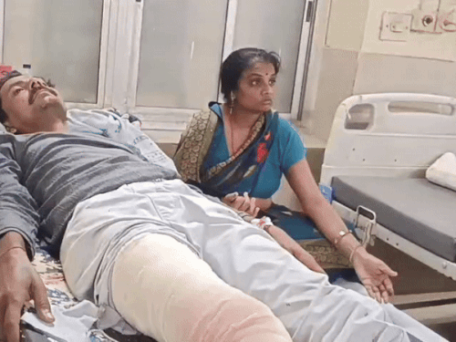 अज्ञात वाहन ने कुन्हाड़ी इलाके में बाइक सवार व्यक्ति को जोरदार टक्कर मार दी