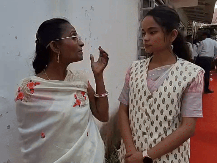 कम्प्यूटर ट्रेड में नेशनल टॉपर मूक बधिर छात्रा चंचल सेवारिक अपनी मां से साइन लैंग्वेज में बातचीत करते हुए।