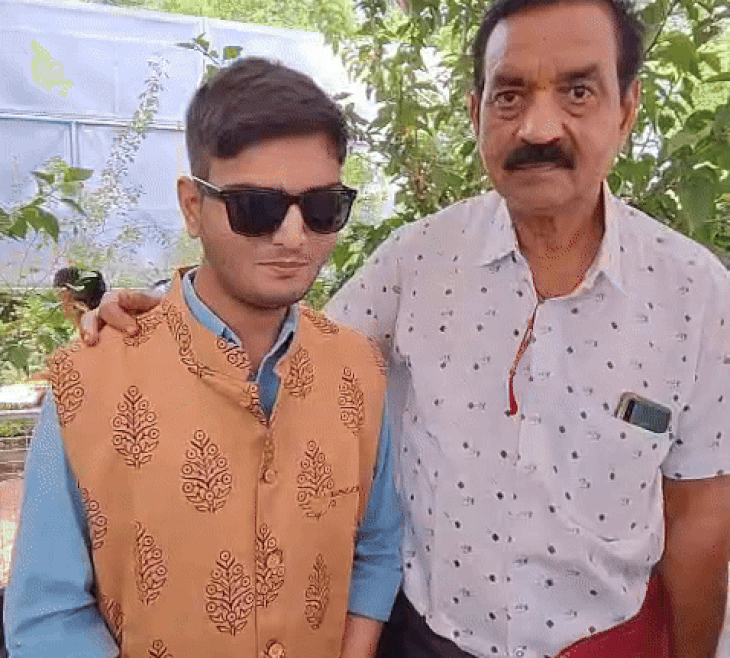 MP में टॉप करने वाले नेत्रहीन दिव्यांग संभव अपने पिता अशोक शर्मा के साथ।