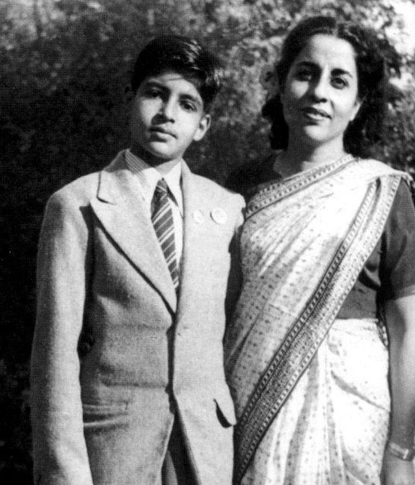 स्कूल के दिनों में ली गई मां तेजी बच्चन के साथ अमिताभ बच्चन की तस्वीर।