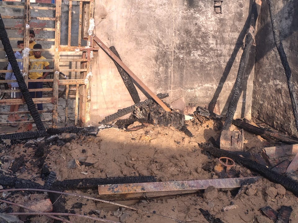 आग लगने से बरामदे की छत गिरी।