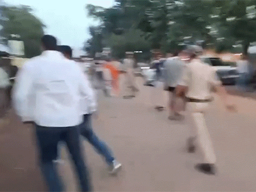 BJYM नेताओं ने काफिले से उतरते ही जो सामने आया उसे मारा।