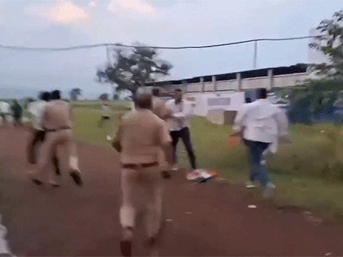 रस्सी की बैरिकेडिंग हटाकर कार्यकर्ता दूर तक मारने दौड़े।