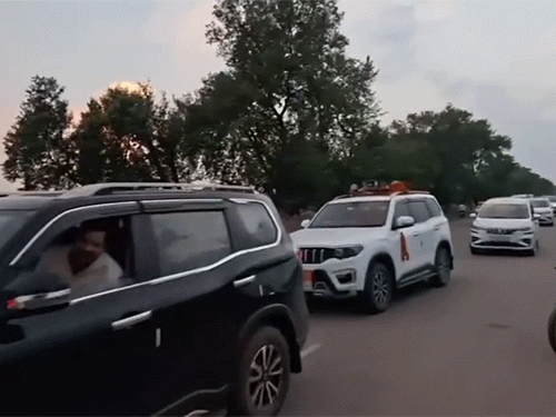 कांग्रेस नेताओं ने काफिले को काले झंडे दिखाए।