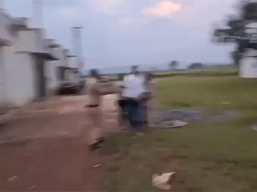 सुरक्षा के लिहाज से पुलिस ने रस्सी लगाए थे।