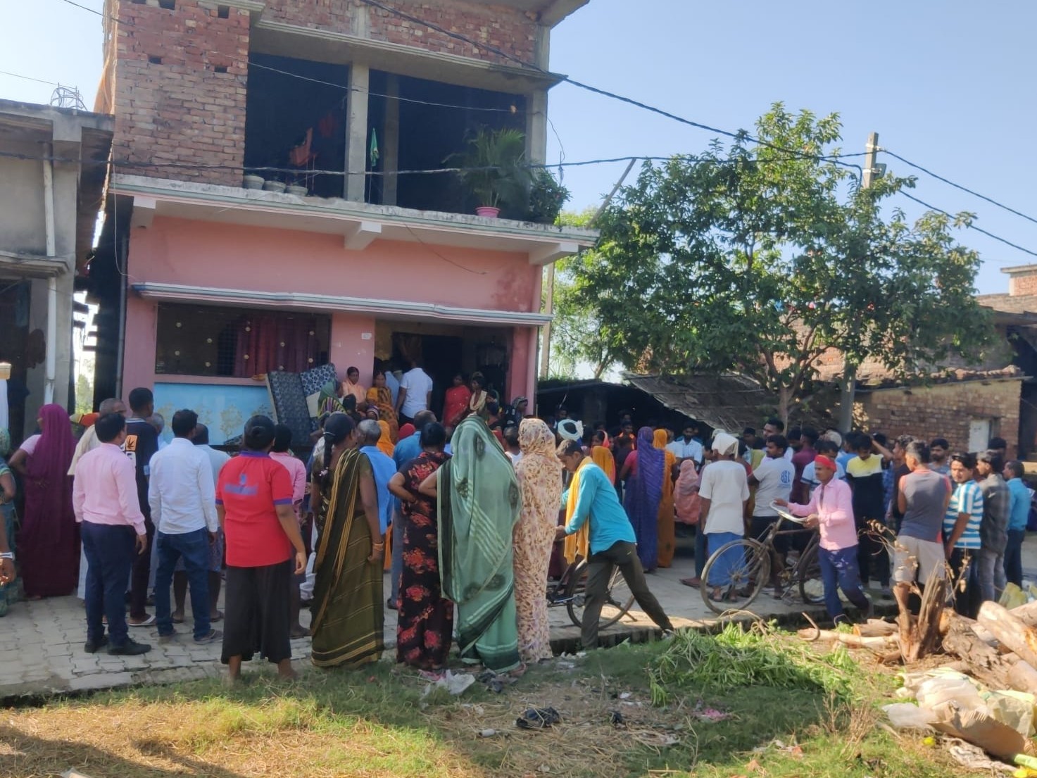 महराजगंज में करंट लगने से युवक की मौत:  घर में काम करते समय बिजली के तार की चपेट में आए, ग्रामीणों ने प्रशासन से मुआवजे की मांग की – barohia(Nichlaul) News
